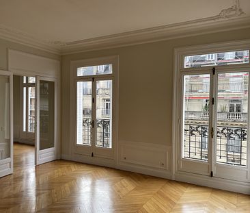 Duplex 7 pièces de 196.03 m² à PARIS 16ème arrondissement. - Photo 4