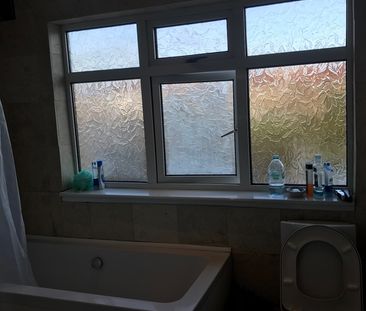 Room in a Shared House, Brockham Drive, IG2 - Photo 2