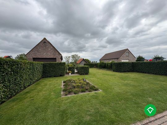 Alleenstaande woning met 4 slaapkamers en garage te Kortemark - Photo 1