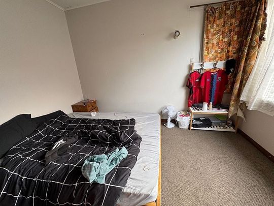 Partially furnished, rent includes gardening. - Photo 1