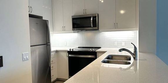 Yonge/Sheppard-Stylish Large 1Bdrm+Den 1Bath- - Photo 2