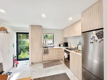 Quiet, Sunny & Private Modern 2-Bedroom Townhouse - Photo 4