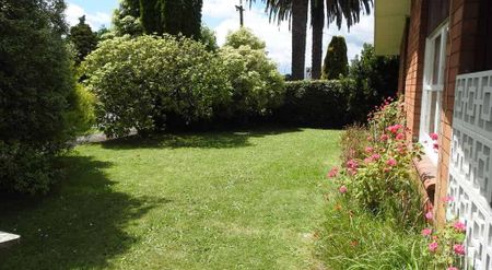 Two bedroom townhouse close to city - Photo 4