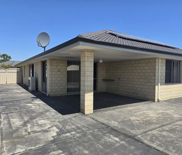 Spacious 4x2 Home with Double Garage - Photo 4