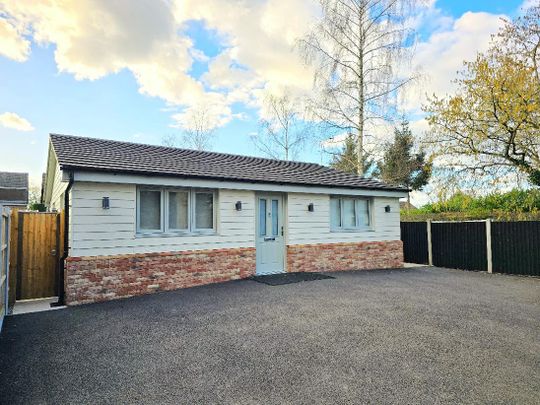 2 bed detached bungalow to rent in Southlands Road, Crays Hill, CM11 - Photo 1