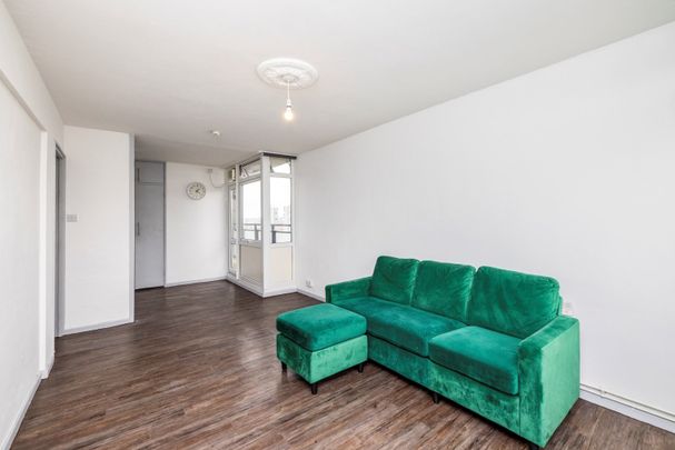 Flat to rent - Brandon Estate, London, SE17 - Photo 1