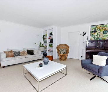 A well presented four double bedroom detached family house situated... - Photo 1