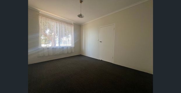 Glossop Gem: Your New Peaceful Base! - Photo 1