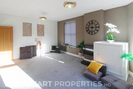3 bedroom flat to rent - Photo 2