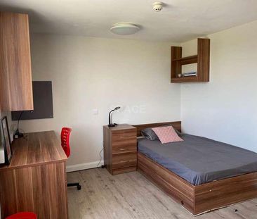 Loddon House Penthouse Student Accommodation, RG6 - Photo 1
