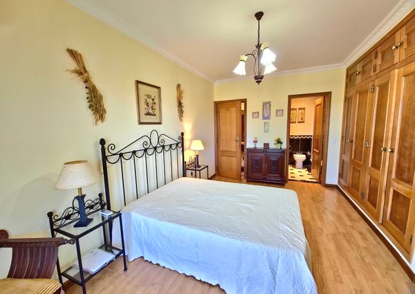 Moradia com piscina, jardim, totalmente equipada e mobilada