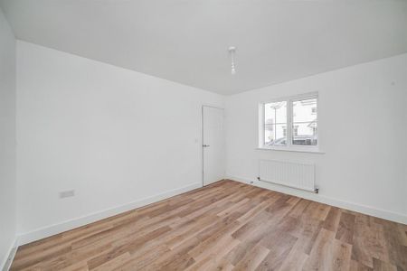 4 bedroom detached house to rent - Photo 4