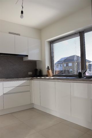 Ruim instapklaar gelijkvloers appartement met terras en caport. - Photo 5