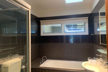 CENTRAL PAKENHAM FAMILY HOME! - Photo 4