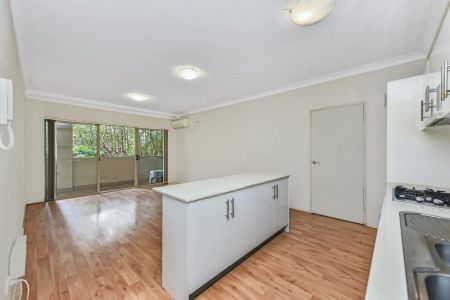 Spacious two-bedroom in a convenient Homebush location - Photo 5