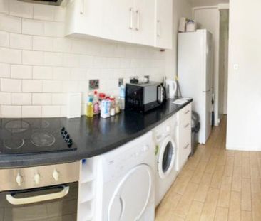 1 bedroom in a flat share to rent - Photo 3