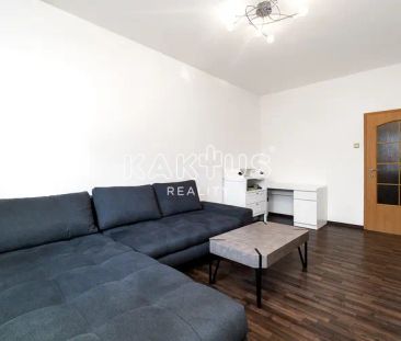 Pronájem rekonstruovaného bytu 2+1 s parkováním, 52 m - Фото 1