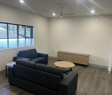 Modern & Furnished Inner City Apartment - Photo 2