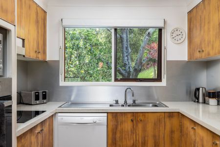 4 bedroom airconditiond family home with salt water pool - Photo 3