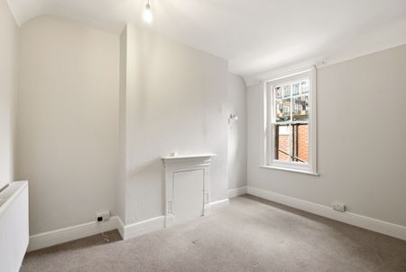 Available unfurnished now - Photo 3