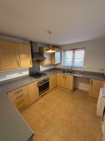 3 bedroom end of terrace house to rent - Photo 4