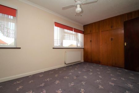 4 bedroom semi-detached house to rent - Photo 2