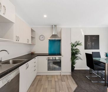 Two bedroom town house with walk in wardrobes - Photo 2