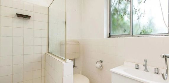 One Bedroom with Courtyard - Close to Transport - Photo 2