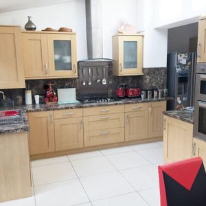 1 bedroom in a house share to rent - Photo 2