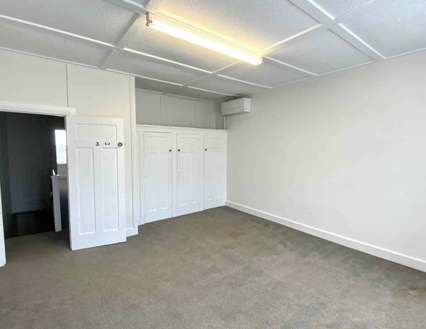 A six pack with your mates - Photo 1