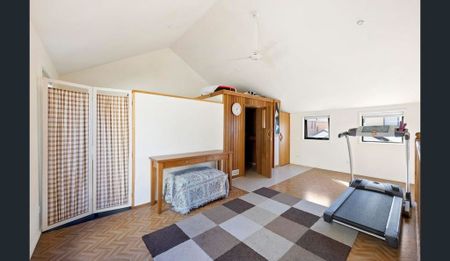 Loads of space and opposite the park! - Photo 3