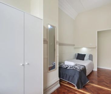 Room in a shared 9-bedroom apartment for rent in Lisbon. - Photo 3