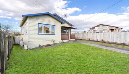 Bright and Spacious Home with Study - Photo 2