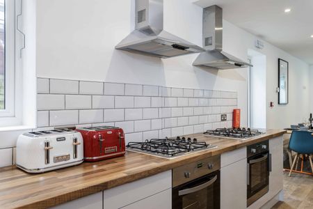 Modern Double Room With Ensuite - Photo 4