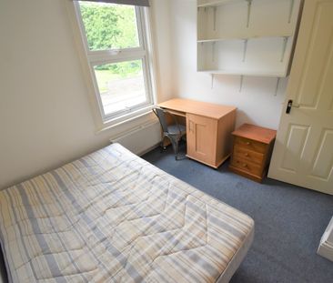 7 Bed Semi-Detached House, Wokingham Road, RG6 - Photo 4