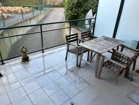 Ruim en zonnig gelijkvloers-appartement met 2 slpk, terras en autostaanplaats - Photo 3