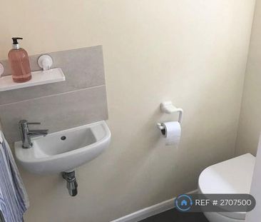 1 bedroom in a house share to rent - Photo 3