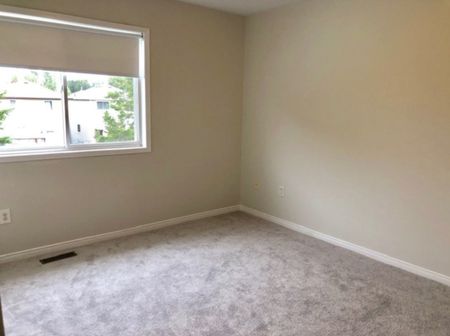 Three bedroom home Barrie Ontario - Photo 5