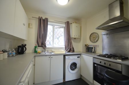 2 bedroom Ground floor maisonette to rent - Photo 4