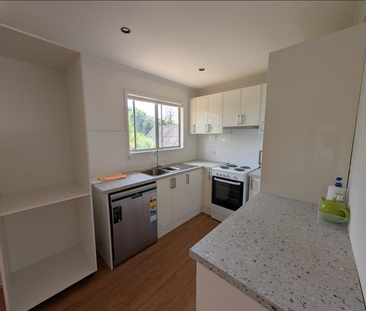 Fully Renovated 4 Bed home! - Photo 6