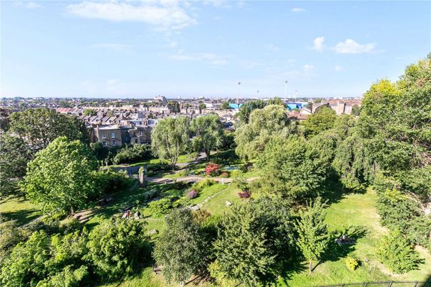 A fantastic one bedroom apartment located in the iconic Television Centre with views over the Hammersmith park - Photo 1