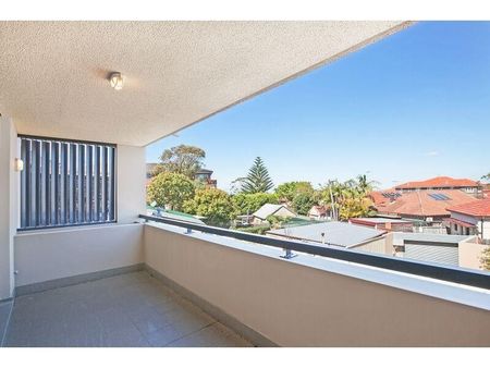 Refined Coastal Living in a Sun-Filled Two-Bedroom Apartment - Photo 5