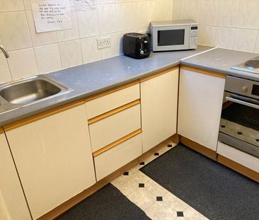 1 Bed Detached House, Very Near Craven Avenue Area, W5 - Photo 6