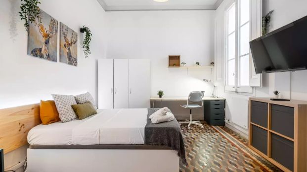 Room for rent in 8-bedroom apartment in El Born - Photo 1