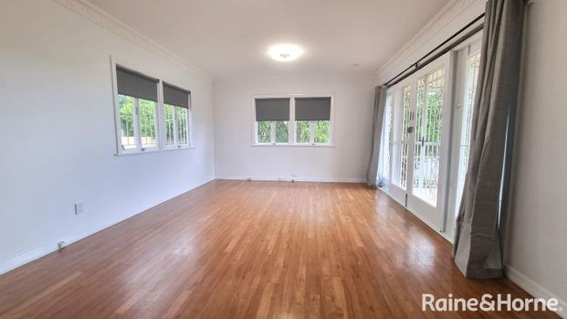 Location, Lifestyle & Liveability in Holland Park West - Photo 1