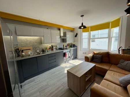 A Fresh and Convenient Share in Worthing Room 1 - Photo 4