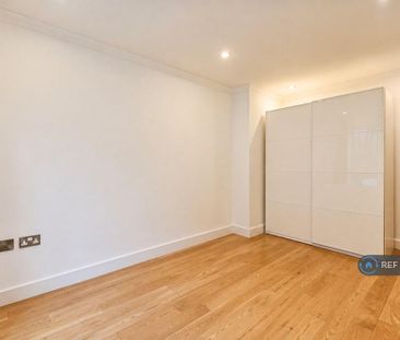 3 bedroom flat to rent - Photo 4