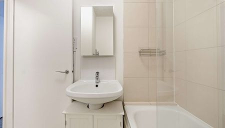 Two Bedroom Flat to rent in London - Photo 5