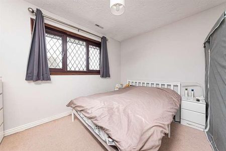 All Saints Close, Wokingham, RG40 - Photo 3