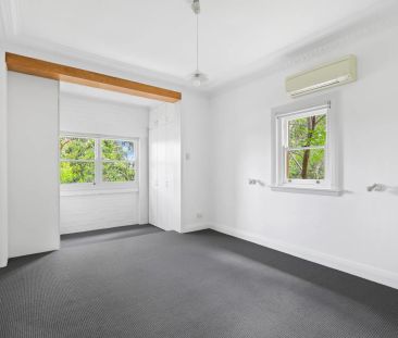 Quintessential Art Deco Apartment - Photo 2